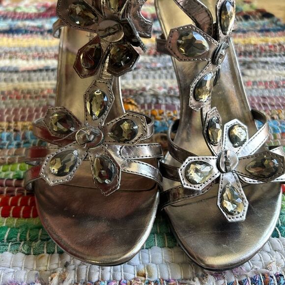 American Eagle Outfitters Silver Heels with Elegant Floral Design - Picture 2 of 15
